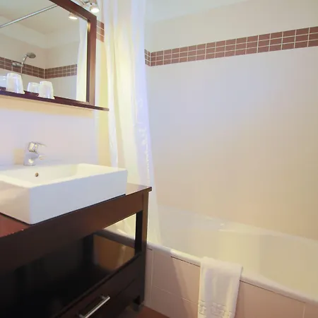 Mercure Loubet 4* וילנב-לובה